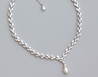 Kristall-Halskette, Kristall Hochzeit Halskette, Perle und Kristall Halskette, Silber Braut Halskette, FELICITY P