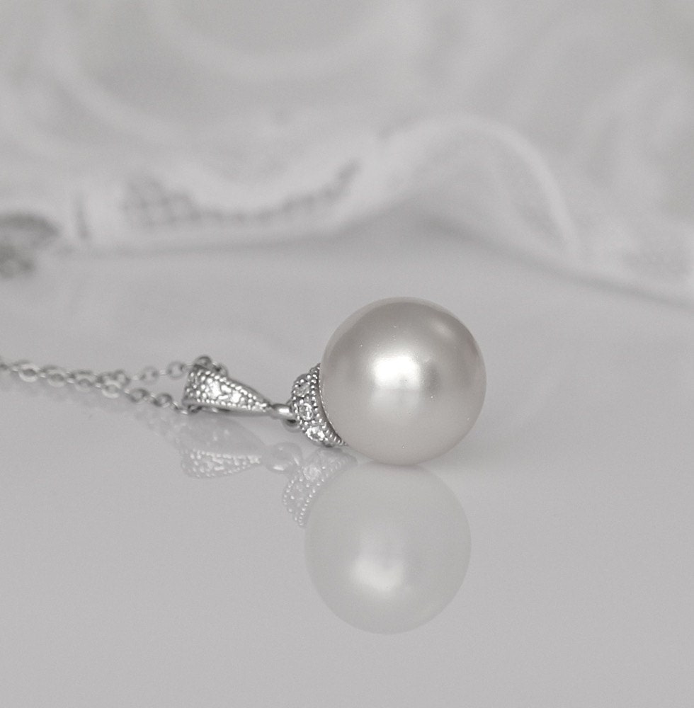 Pearl Necklace with Crystal Center