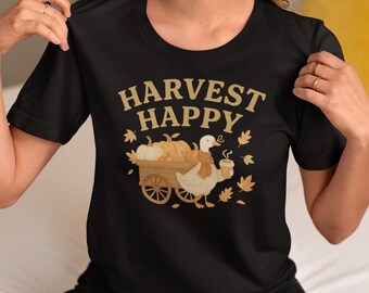 Camiseta Harvest Happy Fall, camiseta fofa de outono da Goose | OFFDANFORTH Essentials, Vibes de Outono, Roupas da estação, Conforto casual