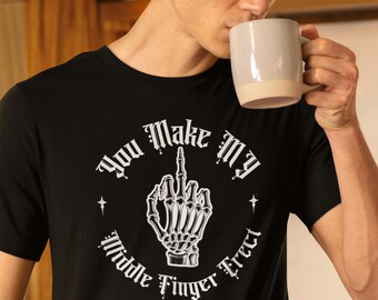 Camiseta de esqueleto com dedo médio e humor gótico | Você deixa meu dedo médio ereto | OFFDANFORTH Essentials