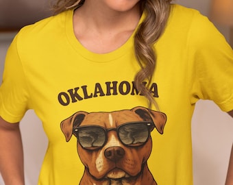 Los perros de Oklahoma son como... Camiseta unisex con meme de tornado y un pitbull. Divertida camiseta con estampado de perro de Oklahoma. Camiseta Gildan 64000 Softstyle.