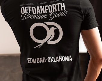 Camiseta dupla face OFFDANFORTH | Camiseta com logotipo OD e tipografia | Camiseta preta Bella Canvas 3001 | Logotipo frontal + gráfico nas costas