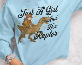 Moletom Just a Girl And Her Raptor | Gola redonda Funny Adventure | Gildan 18000 | Camada Essencial | Suéter unissex