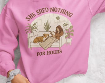 Ela não solta pelos por horas, moletom aconchegante com estampa de cachorro e livro | OFFDANFORTH Essentials