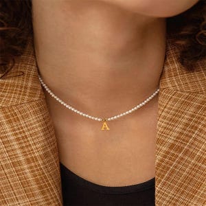 Elegante collar con colgante de letra y cuentas: cadena de cobre y perlas artificiales, un regalo de joyería de aleación sencilla.