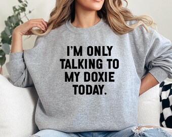 Sudadera para mamá doxie, ropa para amantes de los perros salchicha, regalo divertido para dueños de perros, hoy solo hablo con mi doxie, perro salchicha, sudadera linda para mascotas