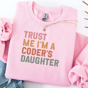 Lita på mig, jag är en programmerares dotter, programmeringstee, rolig programmerare, kodningshumor, programmerares dotter, utvecklare