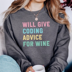 Op de afbeelding: Donkergrijze sweatshirt met de tekst "WILL GIVE CODING ADVICE FOR WINE" in roze, blauw, geel en groen. De sweatshirt is een casual stijl, geschikt voor dagelijks gebruik.