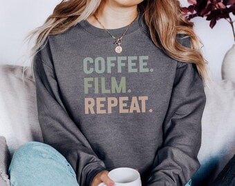 Kaffee-Film-Wiederholung Sweatshirt, Film-Liebhaber-Geschenk, Filmschule, Kinematographie, lustiges Sweatshirt, Filmschüler, Kaffee-Liebhaber-Sweatshirt