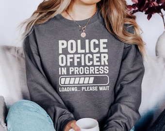 Sweat-shirt agent de police en cours de réalisation, étudiant drôle de l'académie de police, cadeau de chargement d'agent de police, sweat-shirt des forces de l'ordre, idée cadeau