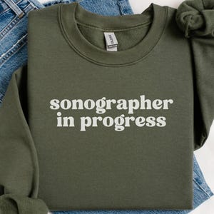 Bluza Sonographer in Progress | Prezent dla studenta sonografii | Bluza Future Ultrasound Tech | Ukończenie studiów radiologicznych