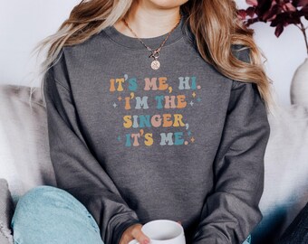 Its Me Hi Sweatshirt, Singer Graphic Sweatshirt, Trendy Sweatshirt, Colorful Text Sweatshirt, Gift For Singer Sweatshirt, Music Lover