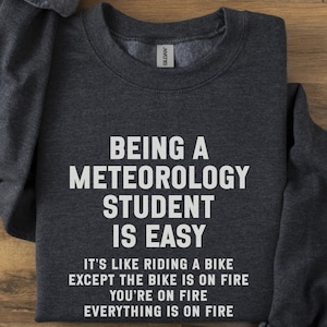 Puede incluir: Un juego de tres tazas de cerámica con un acabado moteado y mate. Las tazas son de color crema, gris claro y gris oscuro. Cada taza tiene un diseño simple y minimalista, ideal para café o té.