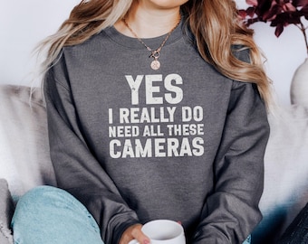Sudadera "Sí, necesito todas estas cámaras", camiseta divertida de fotógrafo, regalo para amantes de las cámaras, ropa humorística de fotografía, sudadera con cámara