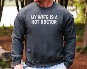Camiseta "Mi esposa es una doctora guapísima" / Camiseta divertida con humor médico / Regalo para marido orgulloso para su esposa doctora / Camiseta de agradecimiento para médicos