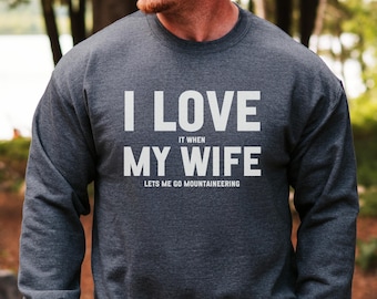Ik vind het geweldig als mijn vrouw me laat gaan bergbeklimmen sweater, grappig cadeau man, outdoor heren trui met ronde hals, trui avontuurliefhebber
