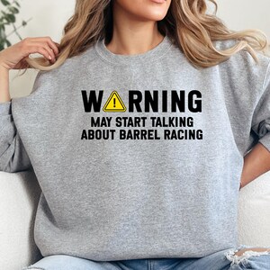 Barrel Racing Sweatshirt, lustiges Reiten Sweatshirt, Reiter Geschenk, Warnschild Sweatshirt, trendiges Sweatshirt, Geschenk für Barrel Racer
