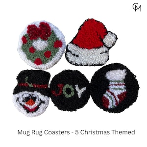 Puede incluir: Cinco posavasos con temática navideña. Los diseños incluyen una corona, un gorro de Papá Noel, un muñeco de nieve, la palabra "JOY" y un calcetín navideño. Los posavasos están hechos de un material texturizado con detalles en rojo, verde, blanco y negro. El texto "Mug Rug Coasters - 5 Christmas Themed" está en la parte inferior.