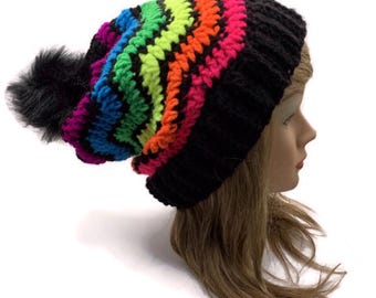 Gorro arcoíris neón con chevrones, gorro arcoíris de ganchillo, gorro holgado con pompones de invierno, arcoíris neón, neón retro de los 80, gorro de ganchillo con rayas neón