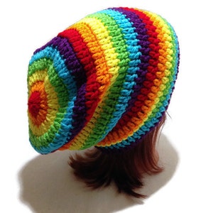 Puede incluir: Un gorro de punto de color arco&iacute;ris. El gorro est&aacute; hecho con una variedad de colores, incluyendo rojo, naranja, amarillo, verde, azul, a&ntilde;il y violeta.