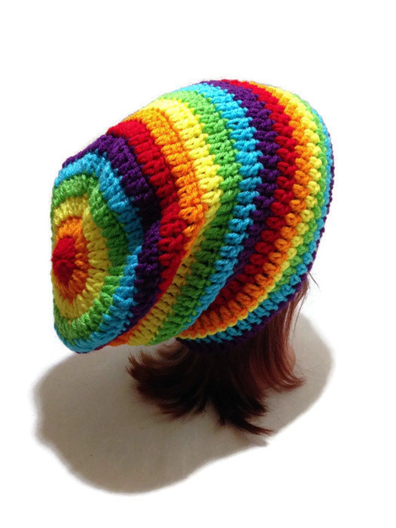 Puede incluir: Un gorro de punto de color arco&iacute;ris. El gorro est&aacute; hecho con una variedad de colores, incluyendo rojo, naranja, amarillo, verde, azul, a&ntilde;il y violeta.