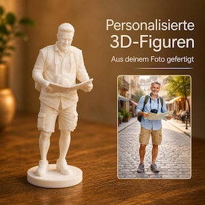 Könnte beinhalten: Eine weiße 3D-gedruckte Figur einer Person, die eine Karte hält, ein Hemd, Shorts und einen Rucksack trägt. Die Figur steht auf einem runden Sockel. Das Bild enthält auch ein Foto einer Person, die eine Karte hält. Der Text lautet "Personalisierte 3D-Figuren".