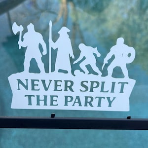 Könnte beinhalten: Weißer Aufkleber mit Silhouetten von Fantasy-Charakteren, darunter ein Krieger mit Axt, ein Zauberer und eine Figur mit Schild. Der Text "NEVER SPLIT THE PARTY" steht darunter, für Fans von Fantasy-Spielen.