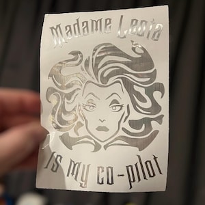 Adesivo de vinil Madame Leota é minha copiloto – Decalque de mansão mal-assombrada com corte preciso | À prova d'água e resistente a raios UV para carro, copo e laptop