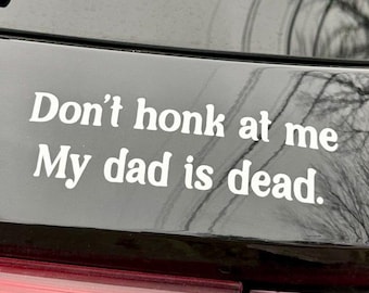 Niet toeteren, mijn vader is dood vinyl sticker, zwarte humor sticker