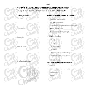 Puede incluir: Un planificador diario blanco titulado "A Soft Start: My Gentle Daily Planner". Incluye secciones para reflexiones diarias, controles de estado de ánimo y una lista de necesidades. También se incluye el texto "Today is not about perfection. It's about presence".