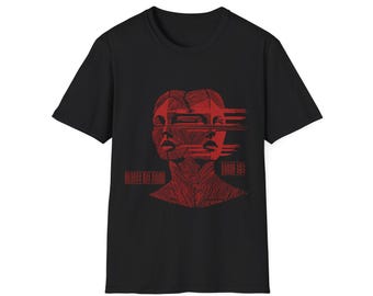 Op de afbeelding: Een zwart t-shirt met korte mouwen en een rode afbeelding van twee gespiegelde gezichten met een glitch-effect. De tekst "IDENTITY NOT FOUND" staat links en "ERROR 404" staat rechts van de rode illustratie gedrukt.