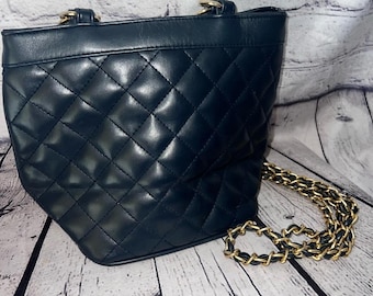 Borsa a secchiello trapuntata blu navy vintage anni '90 di Casual Corner con tracolla a catena dorata