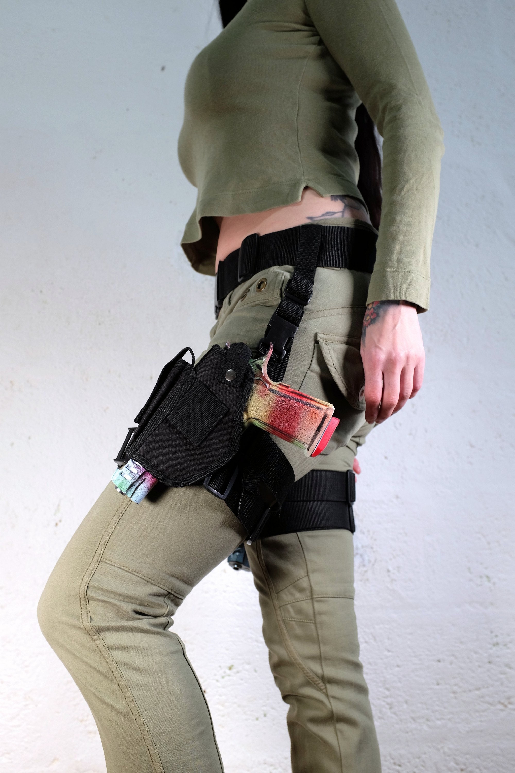 Zadin Accesorios de disfraz de cinturón de viuda negra, disfraz de  pistolera de pierna de pistola para mujer, cinturón de disfraz de espía  Lara Croft