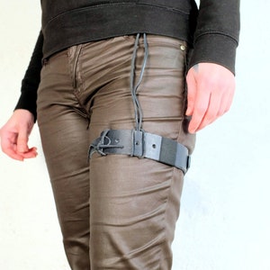 Leather Garter Belt Black no buckle tie closure