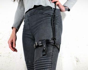 Liguero de cuero negro hasta el muslo