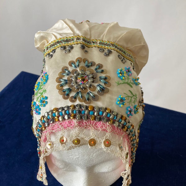 Bonnet pour femme en satin de perles de verre et de perles de verre brodé à la main Costume folklorique des années 1930 tchécoslovaque morave des années 1930