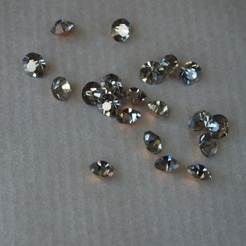 20 Gray 4mm Czech Rhinestones 4mm Silver Gray Black Diamond Vintage Chatons image 2