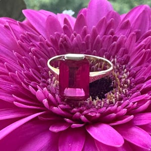 Art Deco 18kt Gold Ring Czechoslovakia Pink Ruby Synthetic Fancy Cut Cut Rectangle Stone size 7