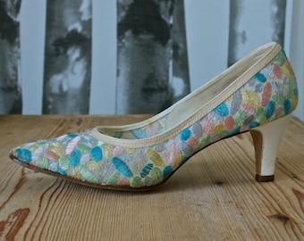 Vintage Shoes 1960's/70's Risque Cream with Blue and Pink Embroidery size 6.5AA