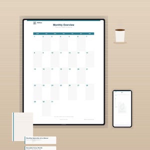 Könnte beinhalten: Ein digitaler Monatskalender mit schwarzem Rahmen, ein Smartphone, ein Notizblock und eine Kaffeetasse auf einer hellbraunen Oberfläche. Der Kalender zeigt Daten und den Text "Monthly Overview".