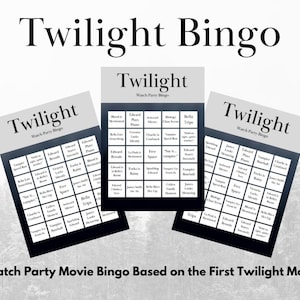 Può includere: Tre cartelle di bingo a tema Twilight. Le cartelle presentano una griglia di frasi e parole del primo film di Twilight. Il testo "Twilight Bingo" è in alto, con le parole "Watch Party Bingo" sotto.