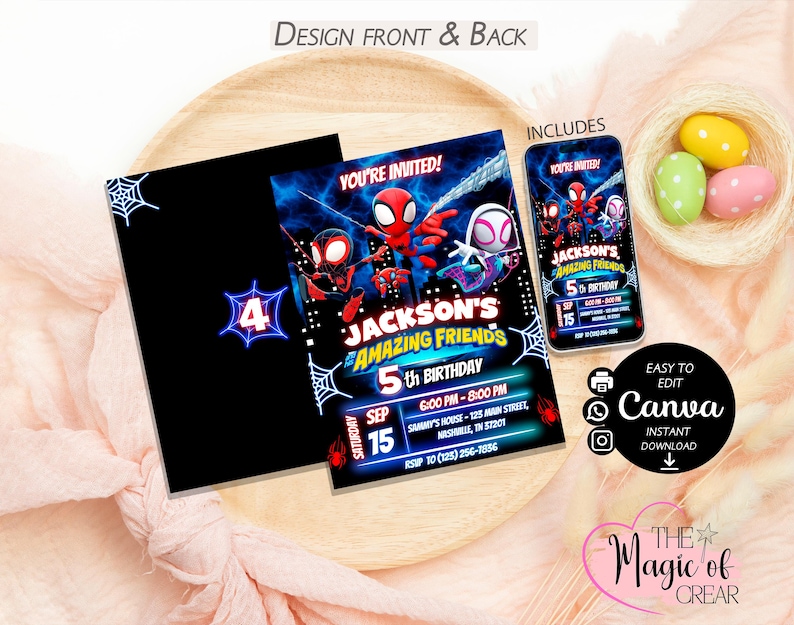 Puede incluir: Una invitaci&oacute;n de fiesta de cumplea&ntilde;os con personajes de Spider-Man. La invitaci&oacute;n incluye el texto "YOU'RE INVITED!" y "JACKSON'S AMAZING FRIENDS 5th BIRTHDAY." Un tel&eacute;fono inteligente muestra el mismo dise&ntilde;o. El dise&ntilde;o est&aacute; en una bandeja de madera.