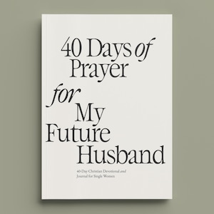 Puede incluir: Un libro blanco con el título "40 Days of Prayer for My Future Husband" en escritura negra. Es un devocional y diario cristiano de 40 días para mujeres solteras. El fondo es verde liso y apagado.