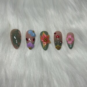3D Floral Press On Nails – Handmade Garden-Inspired Nail Art with Colorful Flowers & Gold Accents
