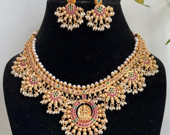 Conjunto de collar gargantilla Lakshmi Guttapusalu en oro mate / Joyería de templo del sur de la India con rubíes, esmeraldas y perlas