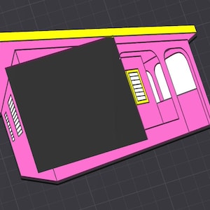 Pode incluir: Uma representação 3D de um edifício rosa com um telhado amarelo e um retângulo preto sobreposto. O edifício tem molduras de janelas brancas e uma janela amarela. O fundo é uma grelha cinzenta escura.