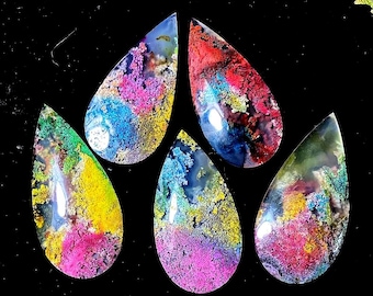 Conjunto de 5 cabochões de ágata musgosa tingida em arco-íris, para confecção de joias, formatos variados.