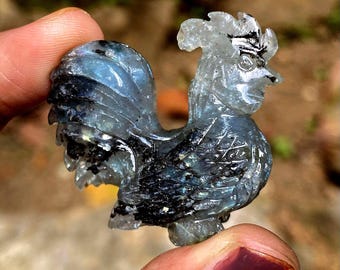 彫刻されたラブラドライトの鶏の置物：クリスタル動物彫刻、ヒーリング