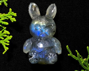 Figura de labubu de labradorita tallada a mano / 35 x 21 x 13 mm