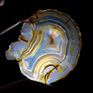 Fetta di agata iris naturale – Agata diffratta arcobaleno per ciondolo o collezione